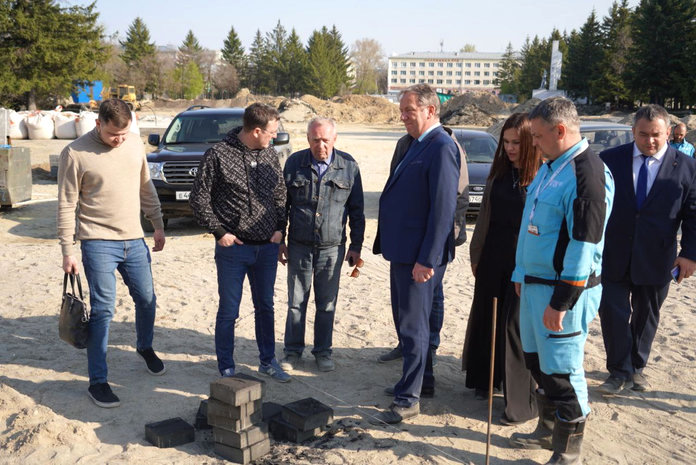 Депутат Госдумы приехал в Свободный с проверкой хода реконструкции парка и площади