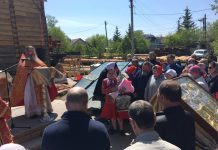 Свободненцы пришли к закрытому на ремонт Свято-Никольскому храму в День Николая Чудотворца