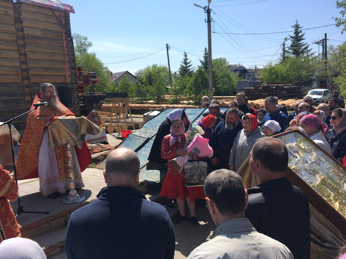 Свободненцы пришли к закрытому на ремонт Свято-Никольскому храму в День Николая Чудотворца