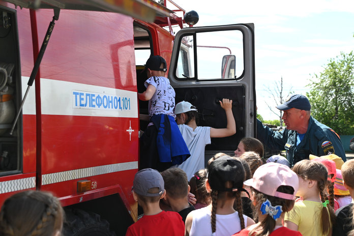 В пришкольные лагеря Свободного приехали пожарные машины