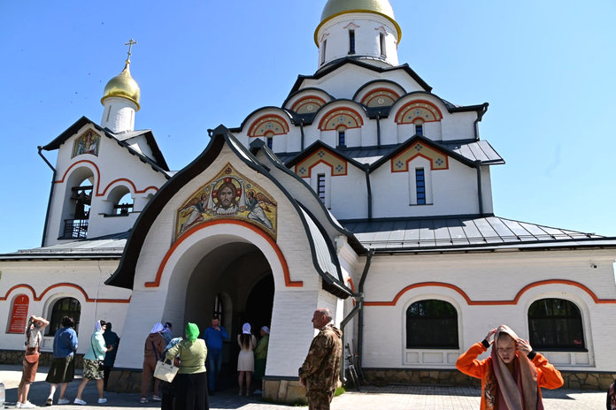 В День Святой Троицы в Свято-Алексеевском храме Свободного собрались сотни прихожан