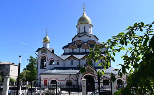 В День Святой Троицы в Свято-Алексеевском храме Свободного собрались сотни прихожан