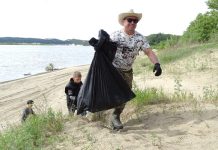Акцию «Чистый берег» в Свободненском районе начали с большой уборки пляжа на Зее в Малой Сазанке