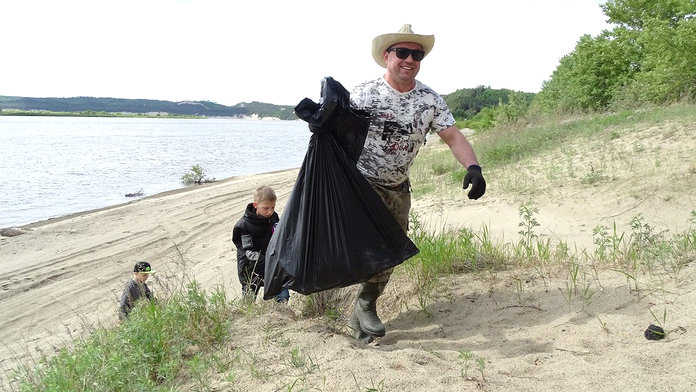 Акцию «Чистый берег» в Свободненском районе начали с большой уборки пляжа на Зее в Малой Сазанке