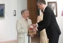 Василий Орлов наградил талантливых амурчан премией Губернатора
