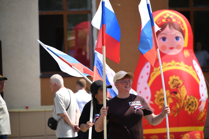 День России в Свободном отметили концертом и флешмобом в цветах триколора
