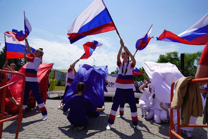 День России в Свободном отметили концертом и флешмобом в цветах триколора