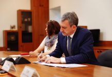 Глава Амурской области Василий Орлов подал документы в избирком для участия в выборах Губернатора