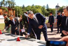 Губернатор Василий Орлов возложил цветы к вечному огню у памятника воинам-амурцам в День памяти и скорби