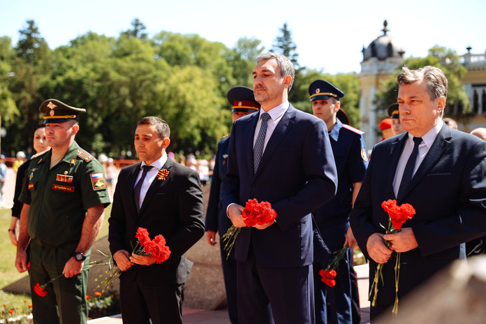 Губернатор Василий Орлов возложил цветы к вечному огню у памятника воинам-амурцам в День памяти и скорби