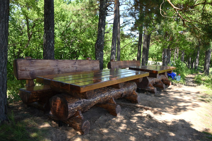 Массивные столы и лавочки из дерева установили на Сопке любви