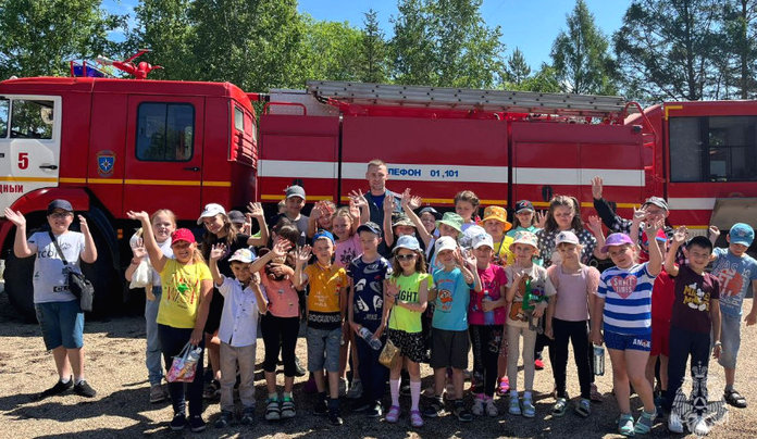 Пожарные Свободного провели экскурсию для детей из пришкольного лагеря