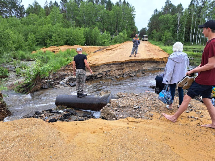 На размытой дождями дороге в Свободненском районе установят трубу большего диаметра