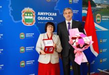 Губернатор Василий Орлов вручил государственную награду главному финансисту Свободного Татьяне Димовой
