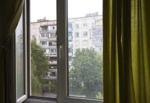 С 24 по 28 августа в Приамурье выпали из окон многоэтажек три ребёнка