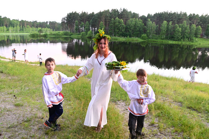 Таинственную ночь на Ивана Купала провели в лесу у озера свободненские дети с родителями