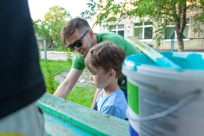 Беседки и заборчик в Свободненском детском доме обновили яркими красками