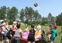Весёлый праздник для свободненских детей организовали на базе отдыха в сосновом бору