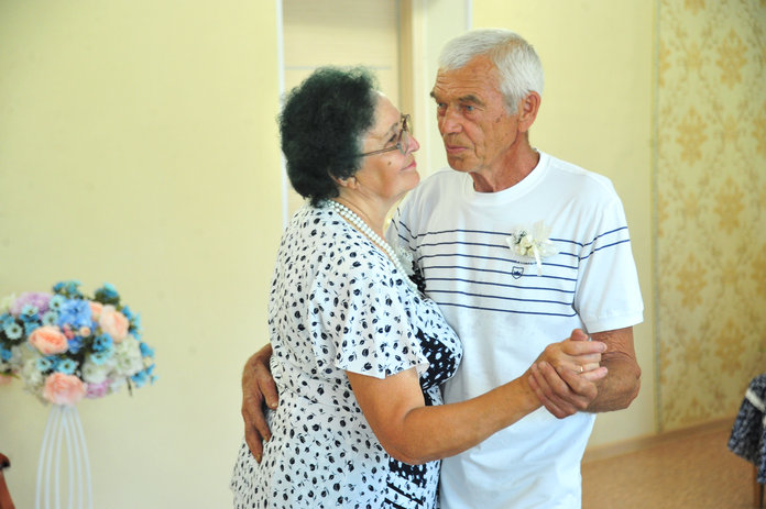 Свадебный вальс через 50 лет подарили гостям юбилейного торжества супруги из Свободного