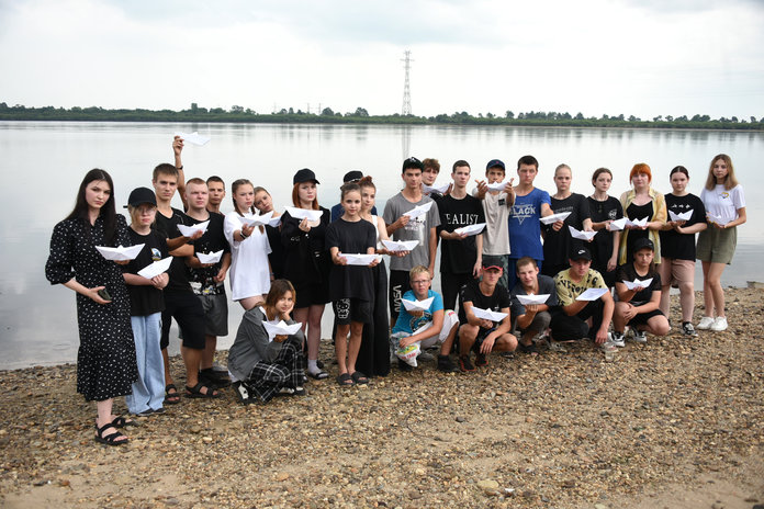 Юные моряки из Свободного пустили белые кораблики по воде в память о погибших детях