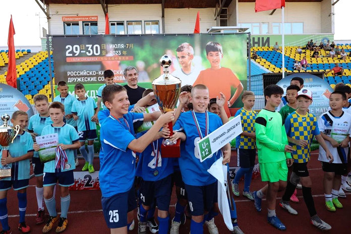 Губернатор Василий Орлов наградил юных победителей российско-китайского турнира по футболу