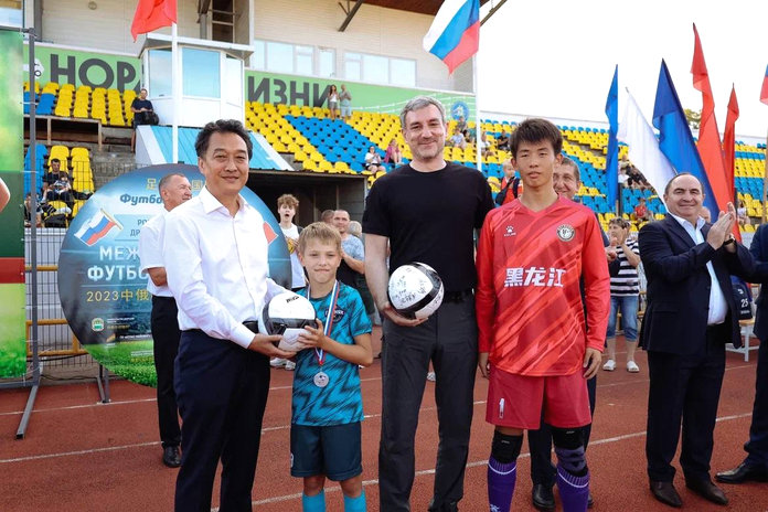 Губернатор Василий Орлов наградил юных победителей российско-китайского турнира по футболу