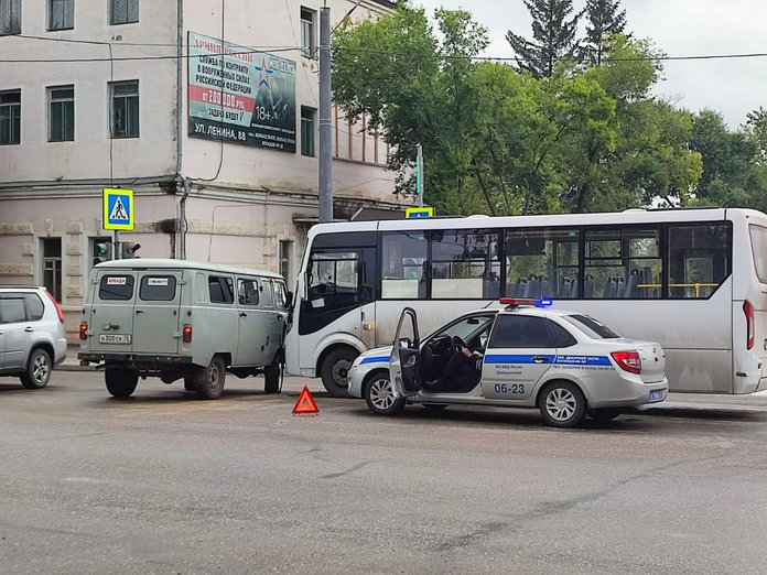 На перекрёстке в Свободном столкнулись пассажирский автобус и автомобиль УАЗ