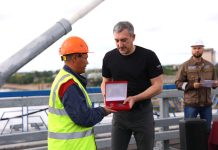 Строителям зейского моста губернатор Василий Орлов вручил награды на рабочем месте