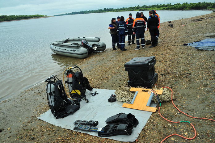 Свободненские спасатели вывезли на берег рыбака с утонувшей лодки и обследовали дно Зеи