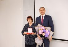 Губернатор Василий Орлов вручил заслуженным врачам Приамурья профессиональные награды