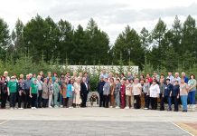 Делегация ветеранов из Амурской области возложила цветы к памятникам советских воинов в Китае