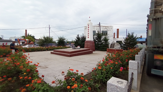 Делегация ветеранов из Амурской области возложила цветы к памятникам советских воинов в Китае