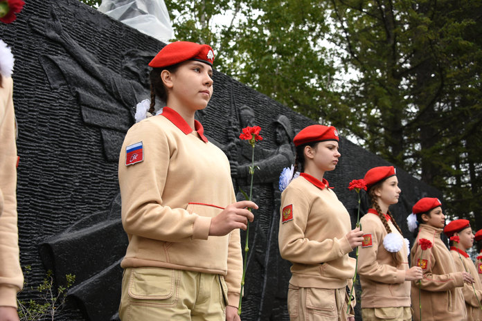 Митинг на Мемориале Славы в Свободном начался под перезвон колоколов храма и гимн России