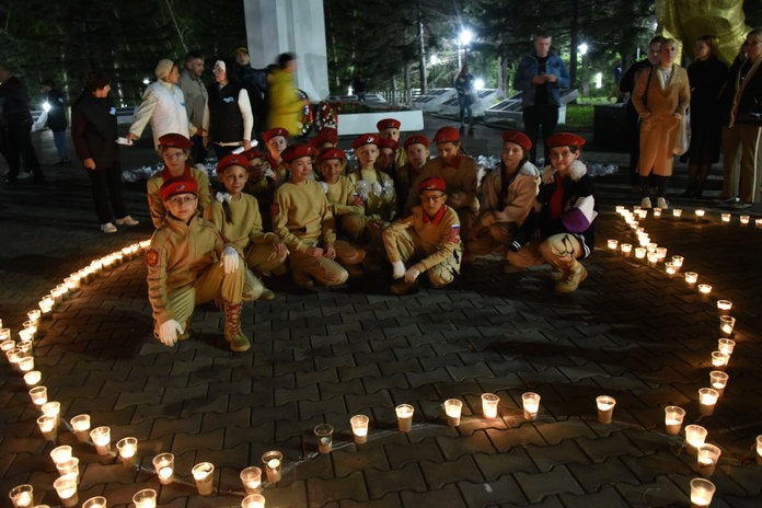 Символами акции на Мемориале Славы в Свободном стали белые журавли и свечи