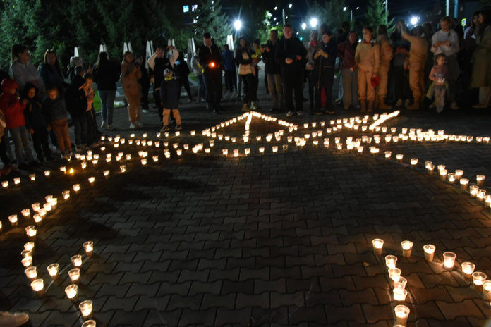 Символами акции на Мемориале Славы в Свободном стали белые журавли и свечи