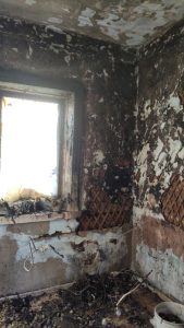 Мать с двумя детьми в Свободном осталась без имущества и жилья после пожара