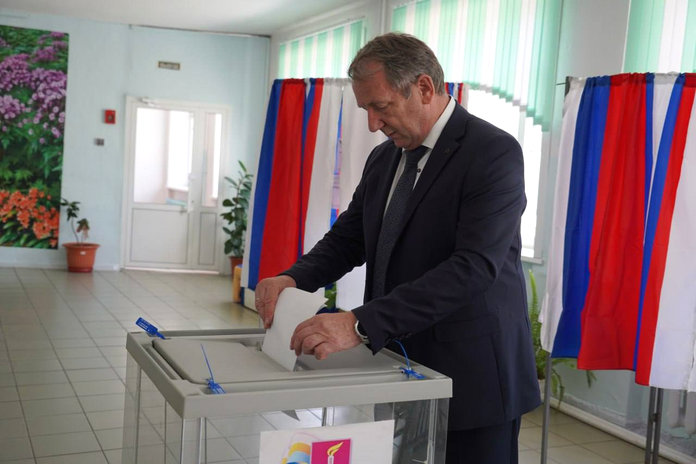 В первый день голосования побывал на своём избирательном участке глава Свободного Владимир Константинов
