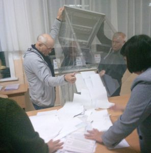 На участке с самой большой явкой в Свободном не удалось проголосовать только избирательницам с советскими паспортами