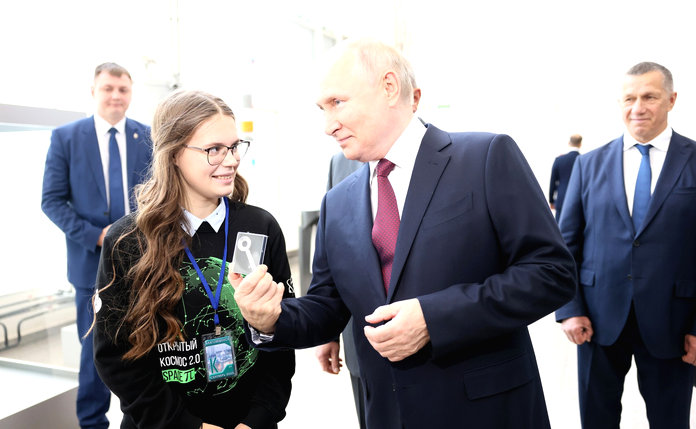 Владимир Путин подарил увлечённой космосом школьнице ключ управления пуском ракеты