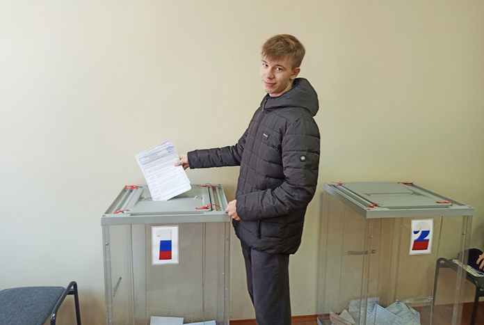 Перед началом голосования на участке в Свободном избиратели вместе с комиссией исполнили гимн России