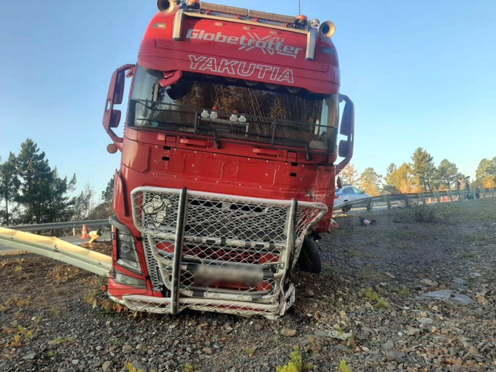 При столкновении микроавтобуса с двумя грузовиками на трассе «Лена» в Приамурье погибли 6 человек