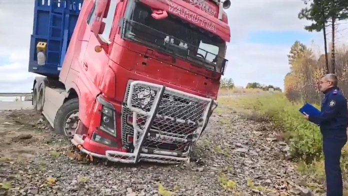 При столкновении микроавтобуса с двумя грузовиками на трассе «Лена» в Приамурье погибли 6 человек