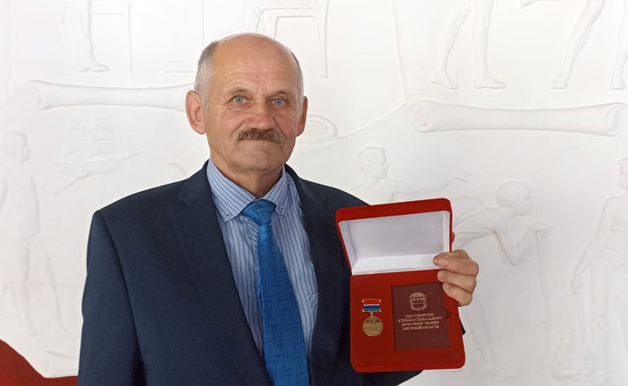 Учителя физкультуры Юхтинской спецшколы поздравили с высокой наградой
