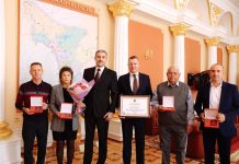 Губернатор Василий Орлов наградил почётными званиями «Заслуженный дорожник Амурской области» четверых специалистов отрасли