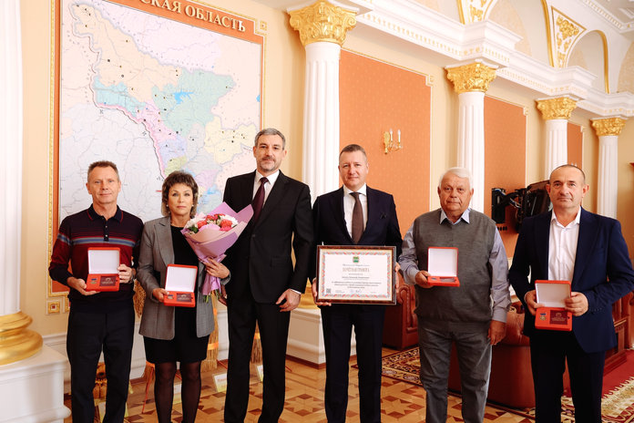 Губернатор Василий Орлов наградил почётными званиями «Заслуженный дорожник Амурской области» четверых специалистов отрасли