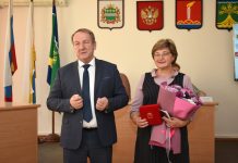 Директора свободненской гимназии поздравили с присвоением почётного звания