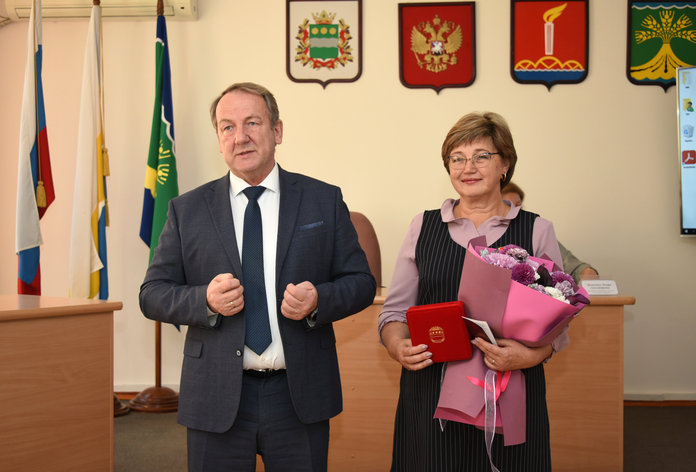 Директора свободненской гимназии поздравили с присвоением почётного звания