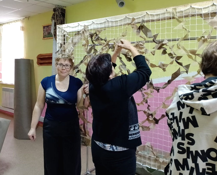 У волонтёров из свободненского села теперь есть станок для плетения маскировочных сетей