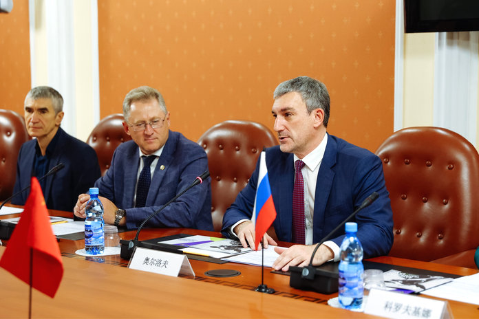 Губернатор Василий Орлов обсудил перспективы сотрудничества Приамурья с китайской корпорацией «Бэйдахуан Групп»