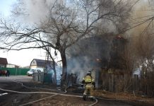 Три пожарных расчёта тушат двухэтажный барак в микрорайоне Свободного